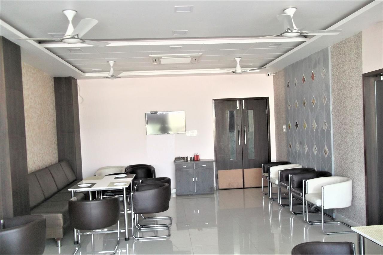 Oyo 10360 Hotel Grand Manoranjan Gorakhpur Luaran gambar