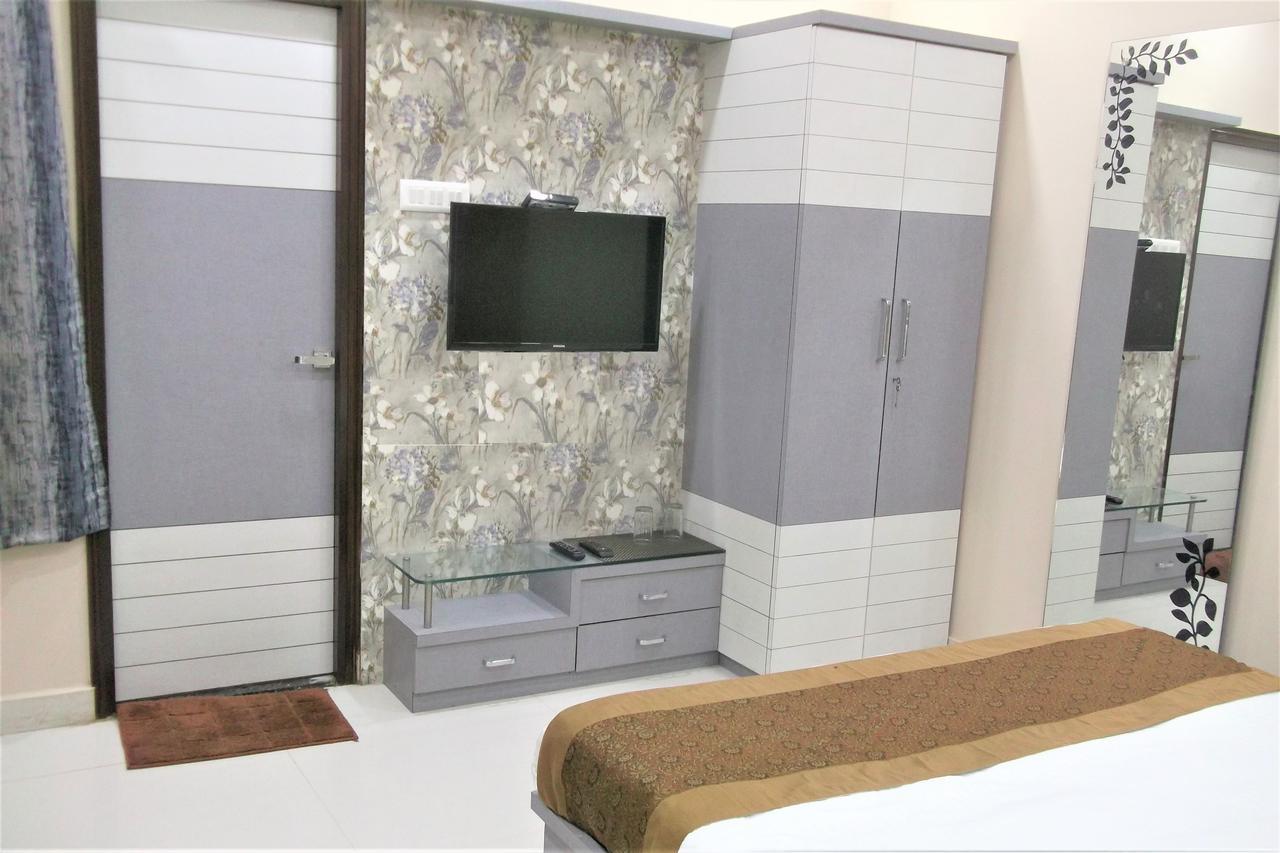 Oyo 10360 Hotel Grand Manoranjan Gorakhpur Luaran gambar