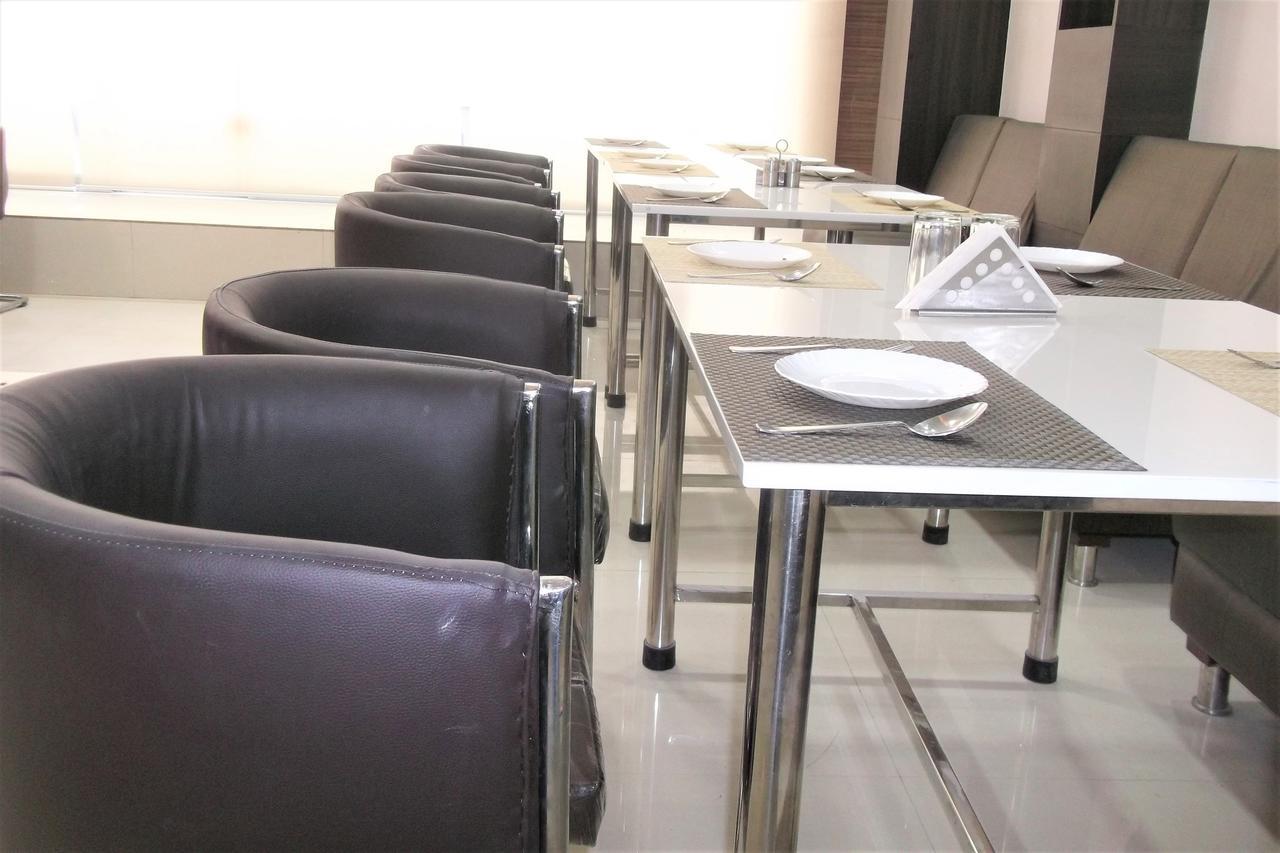 Oyo 10360 Hotel Grand Manoranjan Gorakhpur Luaran gambar