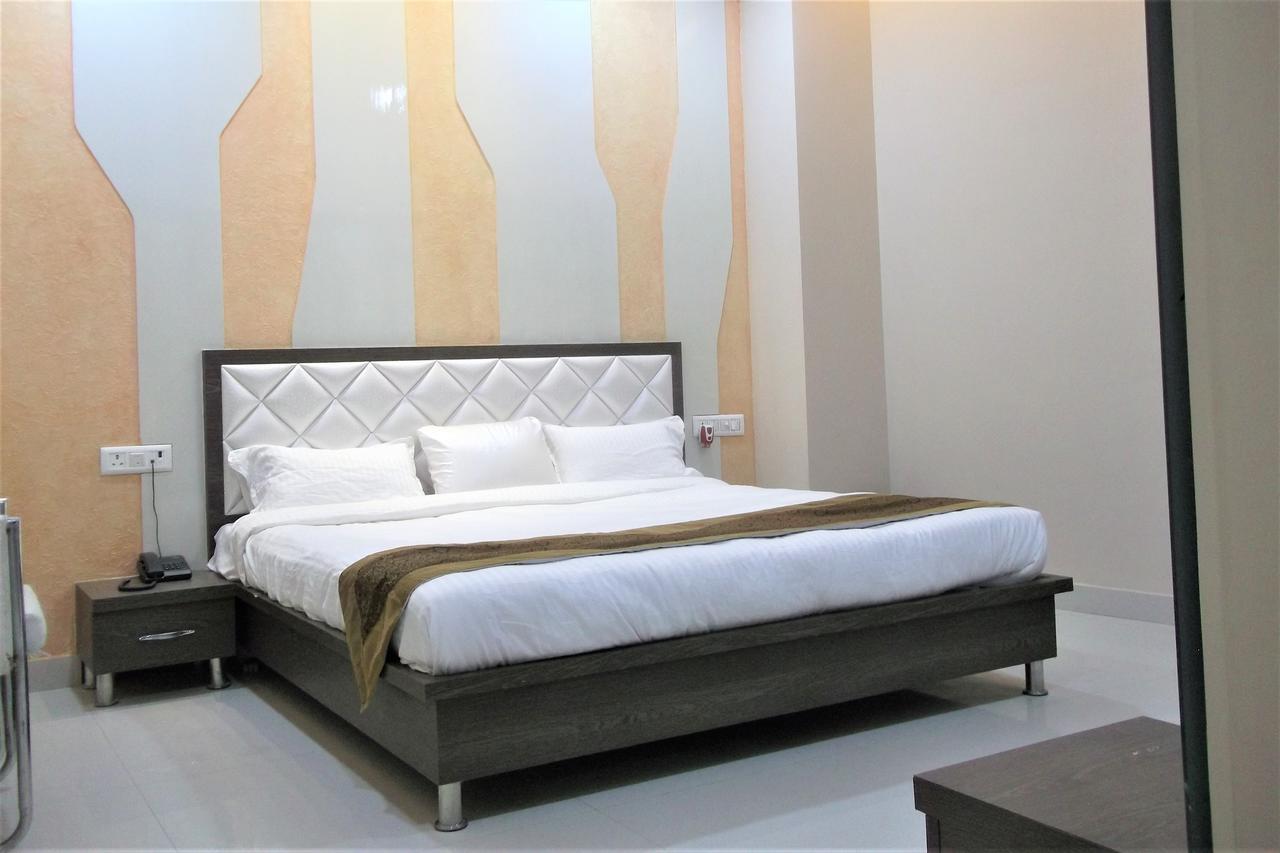 Oyo 10360 Hotel Grand Manoranjan Gorakhpur Luaran gambar