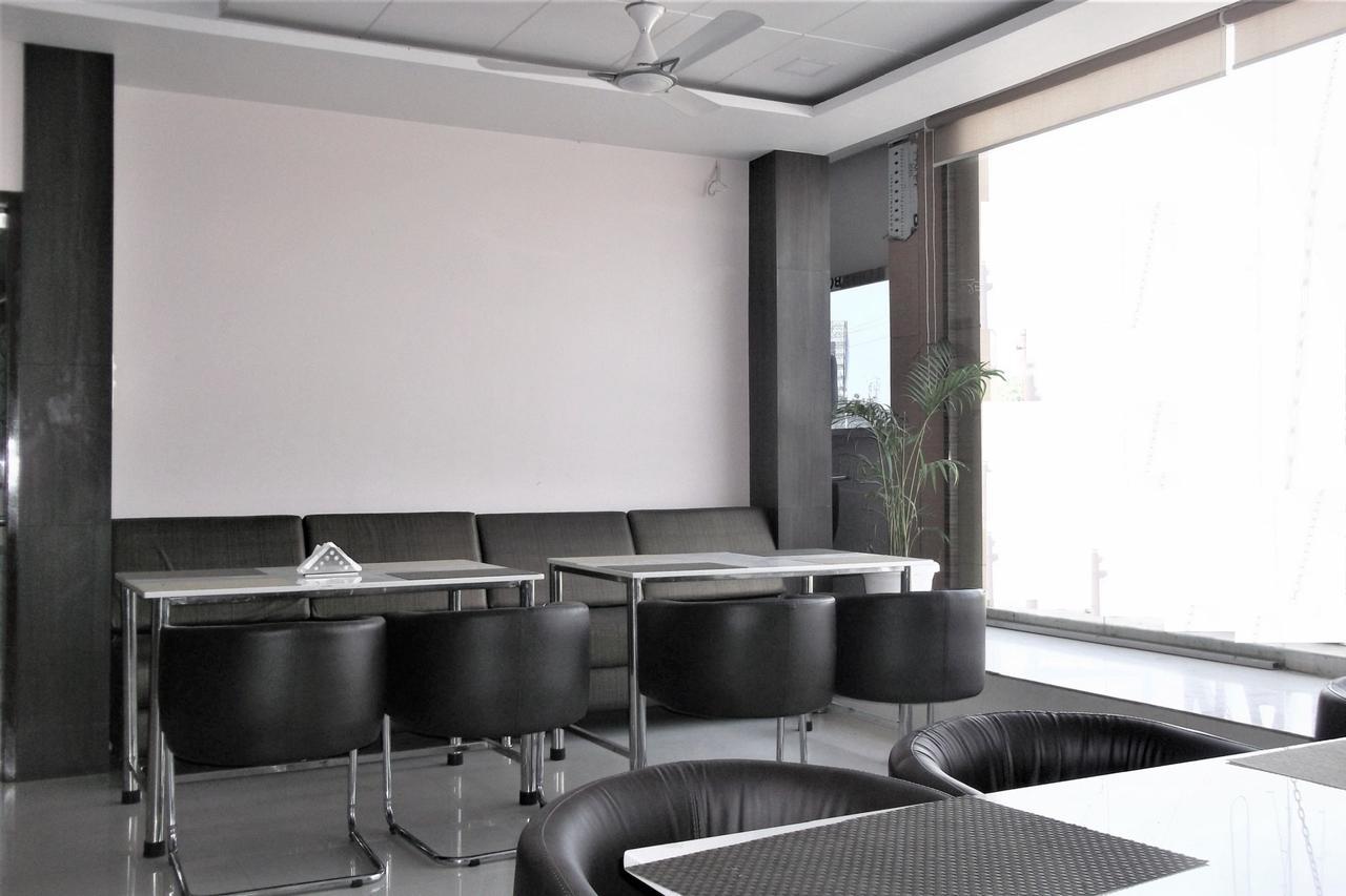 Oyo 10360 Hotel Grand Manoranjan Gorakhpur Luaran gambar